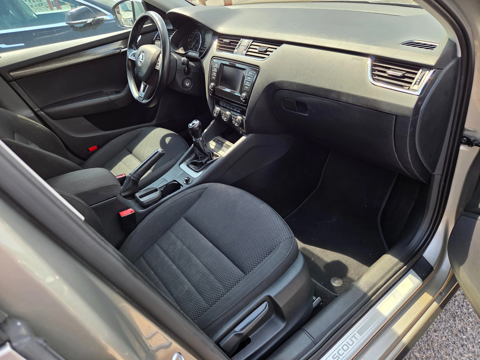 Skoda Octavia Scout 2.0D, снимка 9 - Автомобили и джипове - 55325415