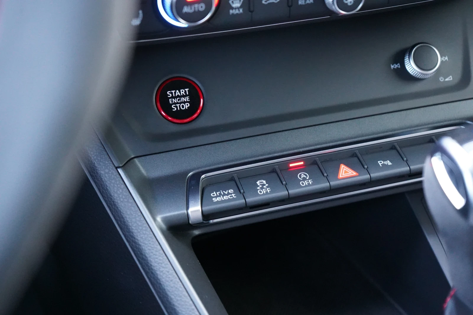 Audi RSQ3 SPORTBACK* CARBON* CERAMIC* B&O* CAM* KEYLESS* DIS, снимка 12 - Автомобили и джипове - 55569254