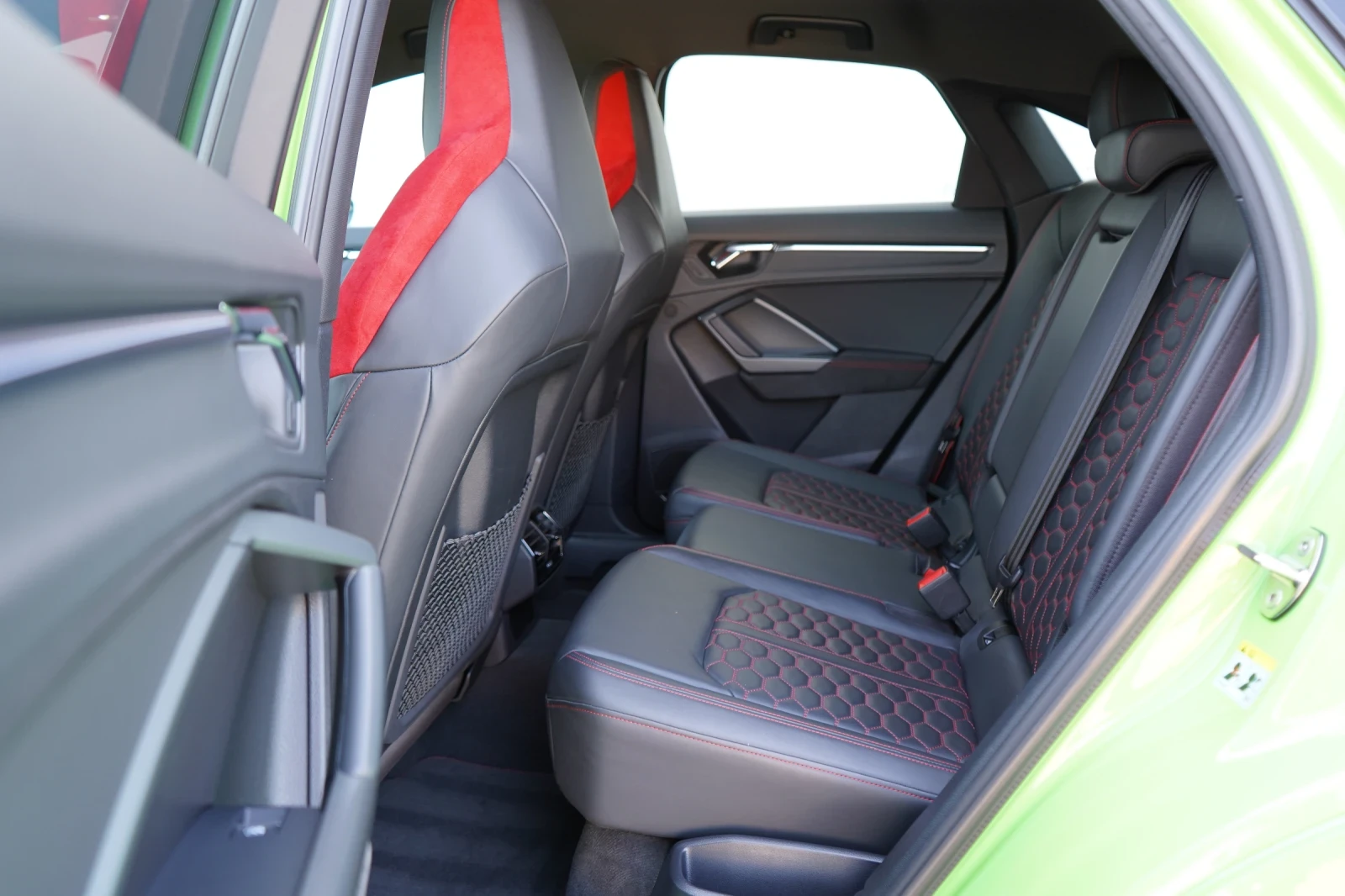 Audi RSQ3 SPORTBACK* CARBON* CERAMIC* B&O* CAM* KEYLESS* DIS, снимка 16 - Автомобили и джипове - 55569254