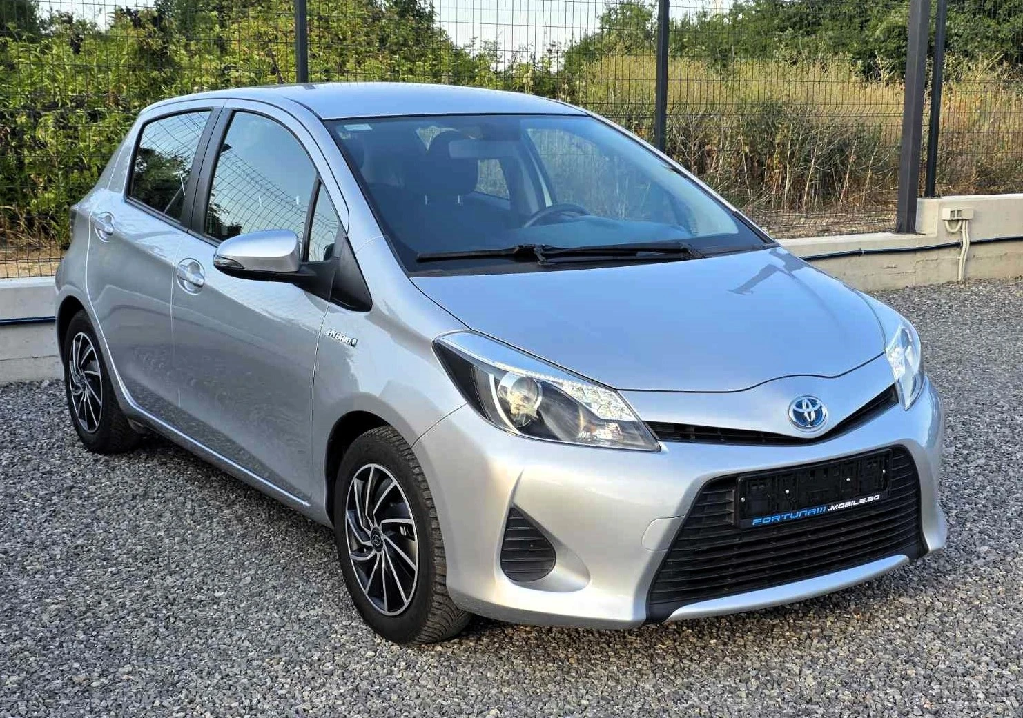 Toyota Yaris 1.5vvt-i Hybrid/Lounge, снимка 3 - Автомобили и джипове - 55595201