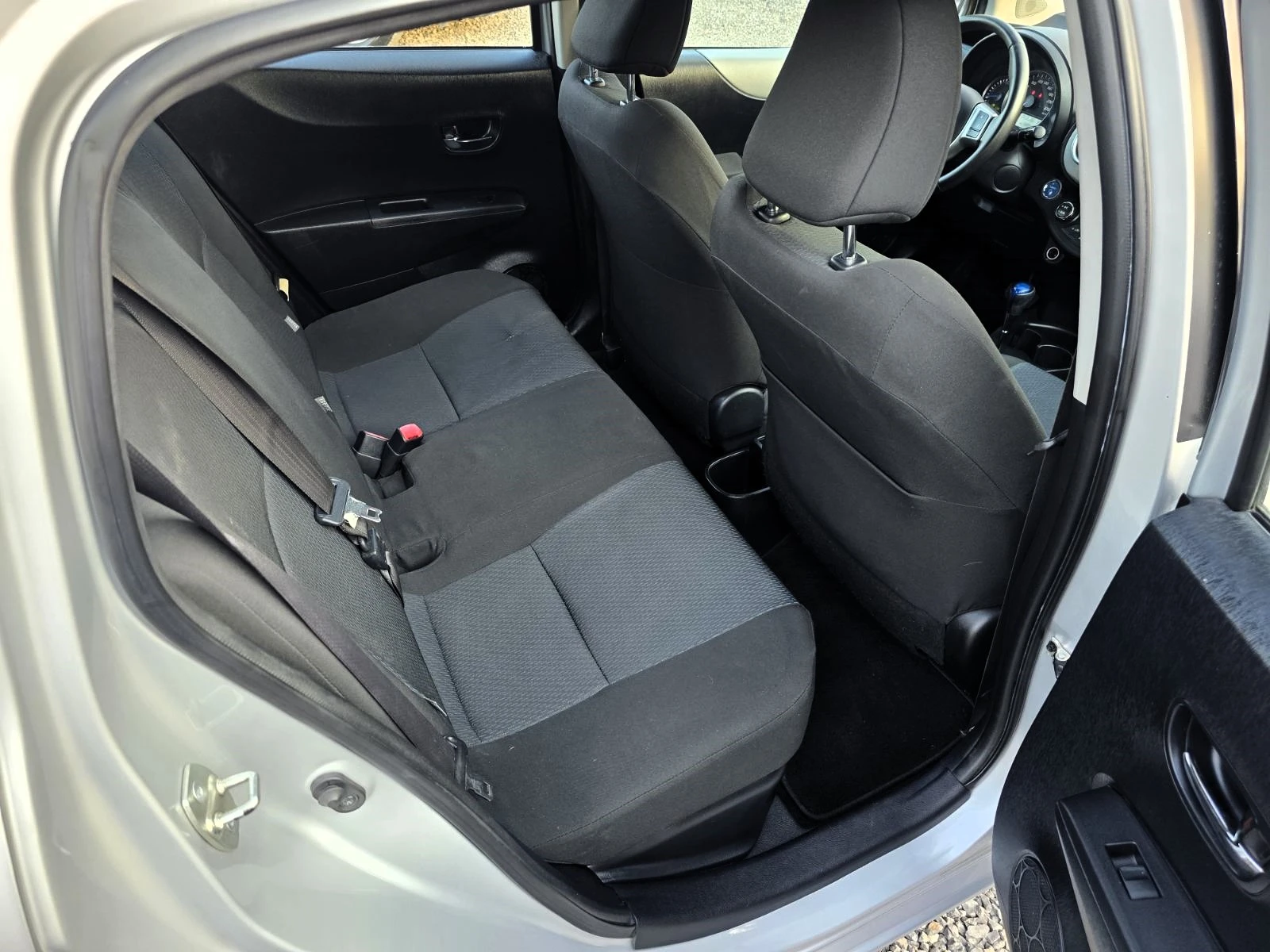 Toyota Yaris 1.5vvt-i Hybrid/Lounge, снимка 12 - Автомобили и джипове - 55595201