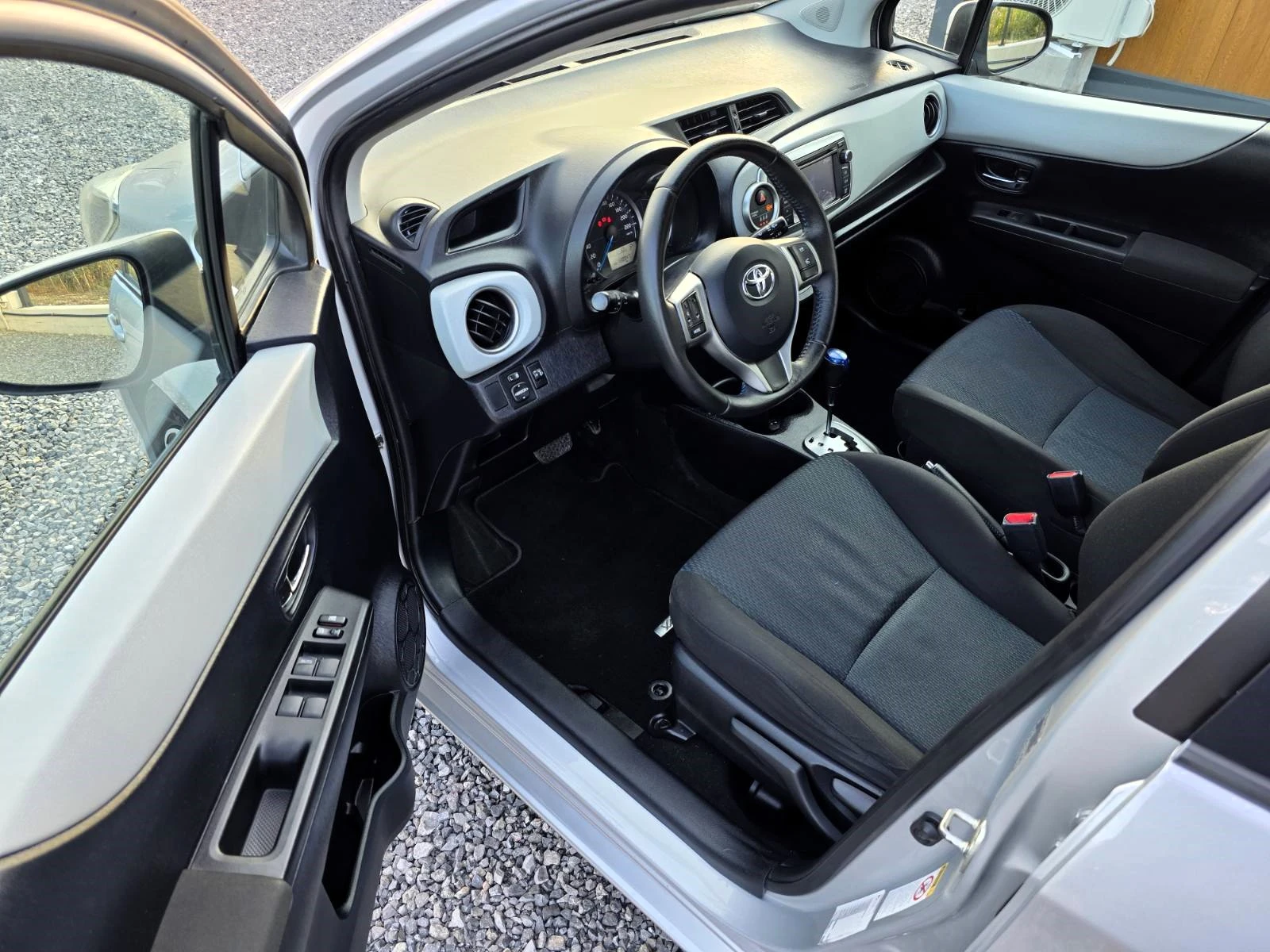 Toyota Yaris 1.5vvt-i Hybrid/Lounge, снимка 7 - Автомобили и джипове - 55595201