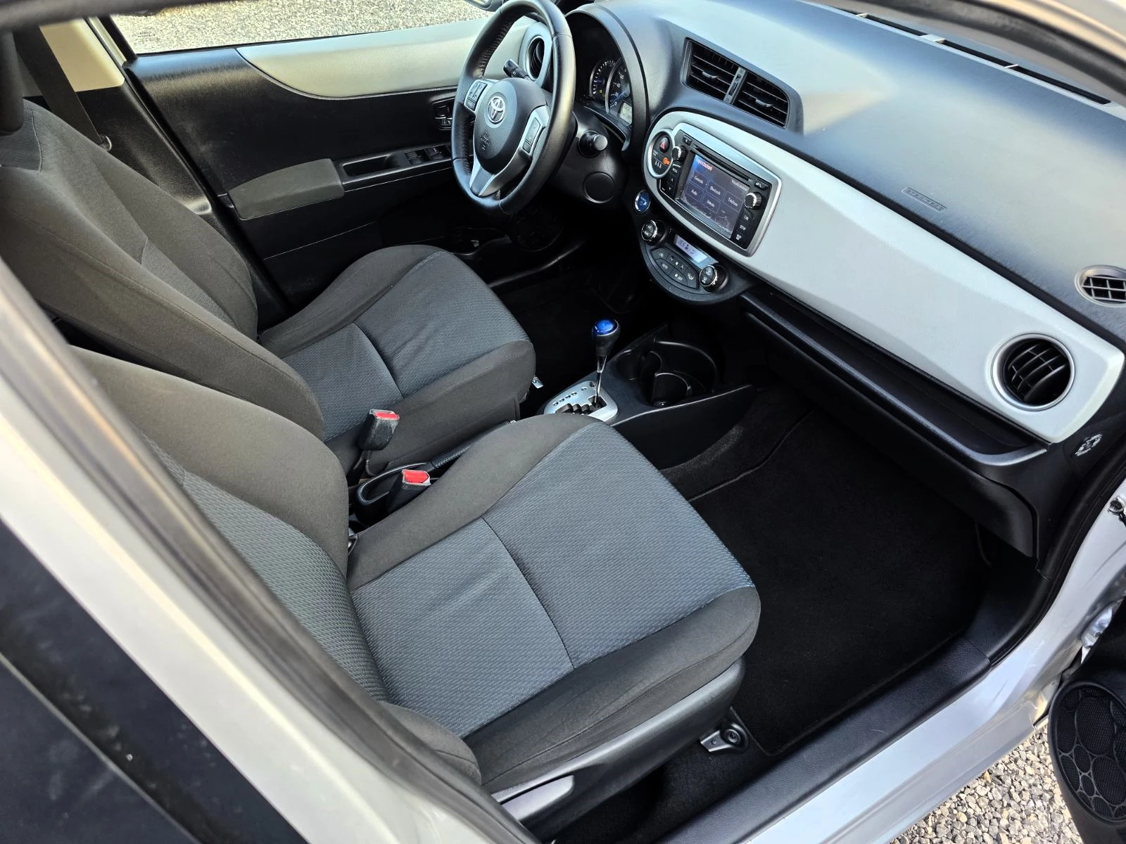 Toyota Yaris 1.5vvt-i Hybrid/Lounge, снимка 11 - Автомобили и джипове - 55595201