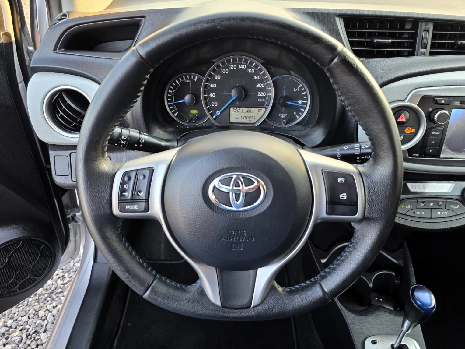 Toyota Yaris 1.5vvt-i Hybrid/Lounge, снимка 8 - Автомобили и джипове - 55595201