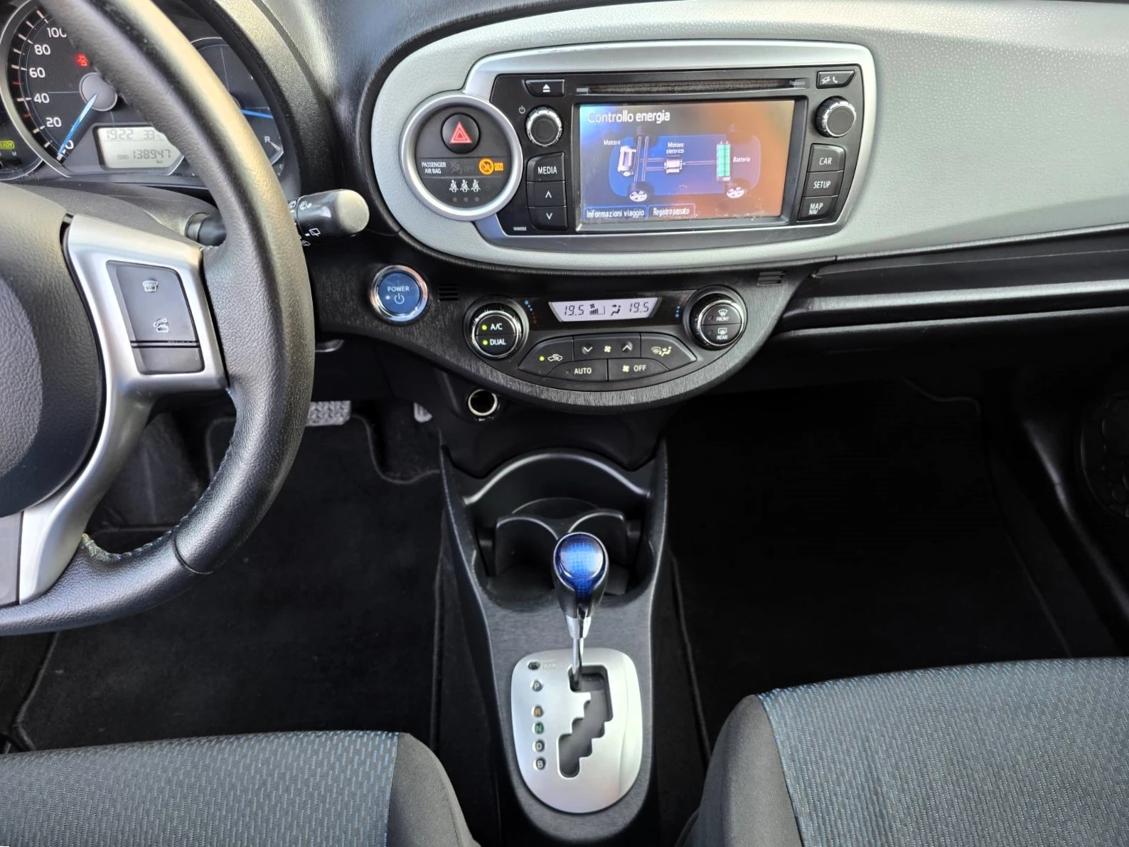 Toyota Yaris 1.5vvt-i Hybrid/Lounge, снимка 9 - Автомобили и джипове - 55595201