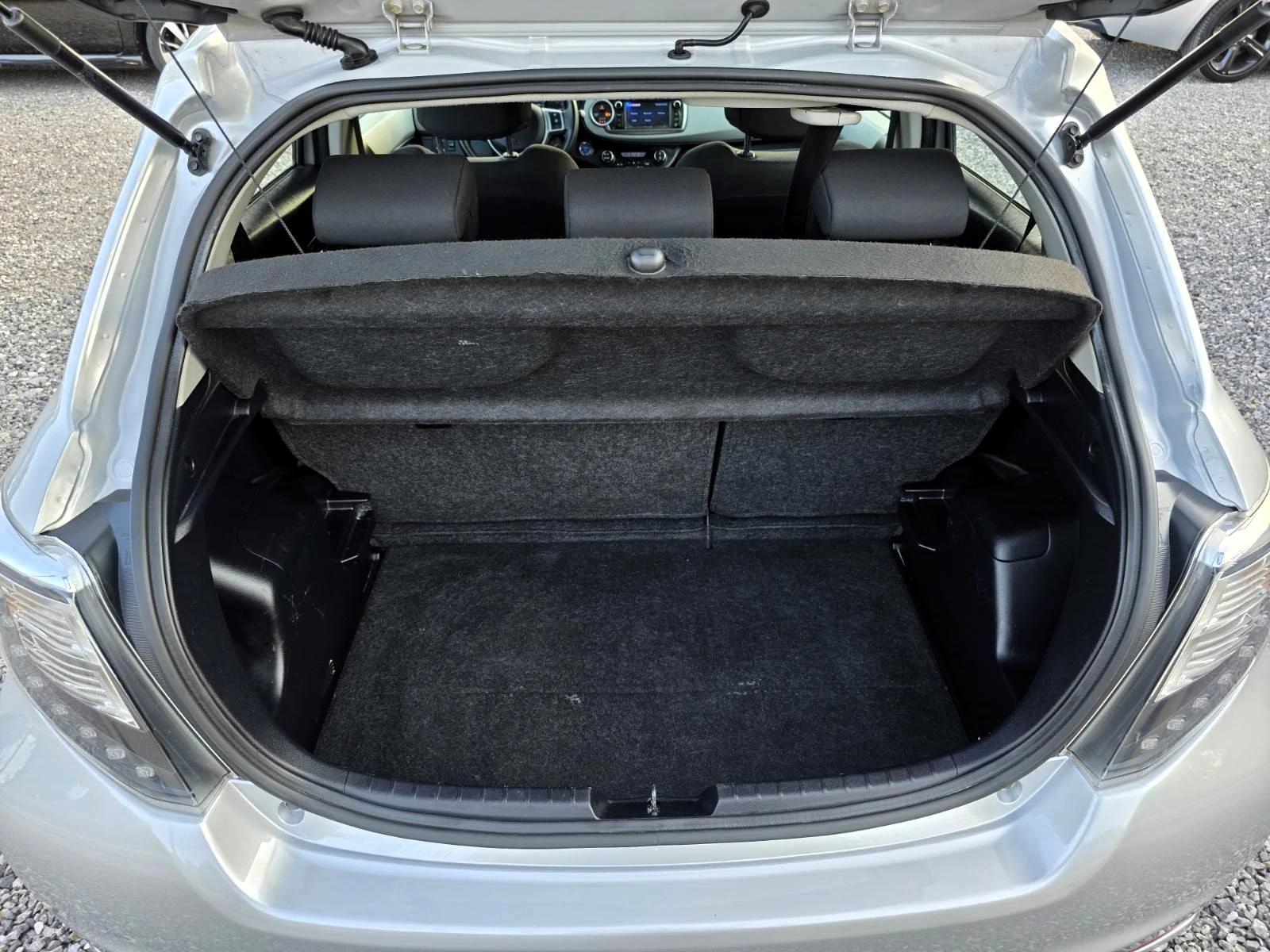 Toyota Yaris 1.5vvt-i Hybrid/Lounge, снимка 14 - Автомобили и джипове - 55595201