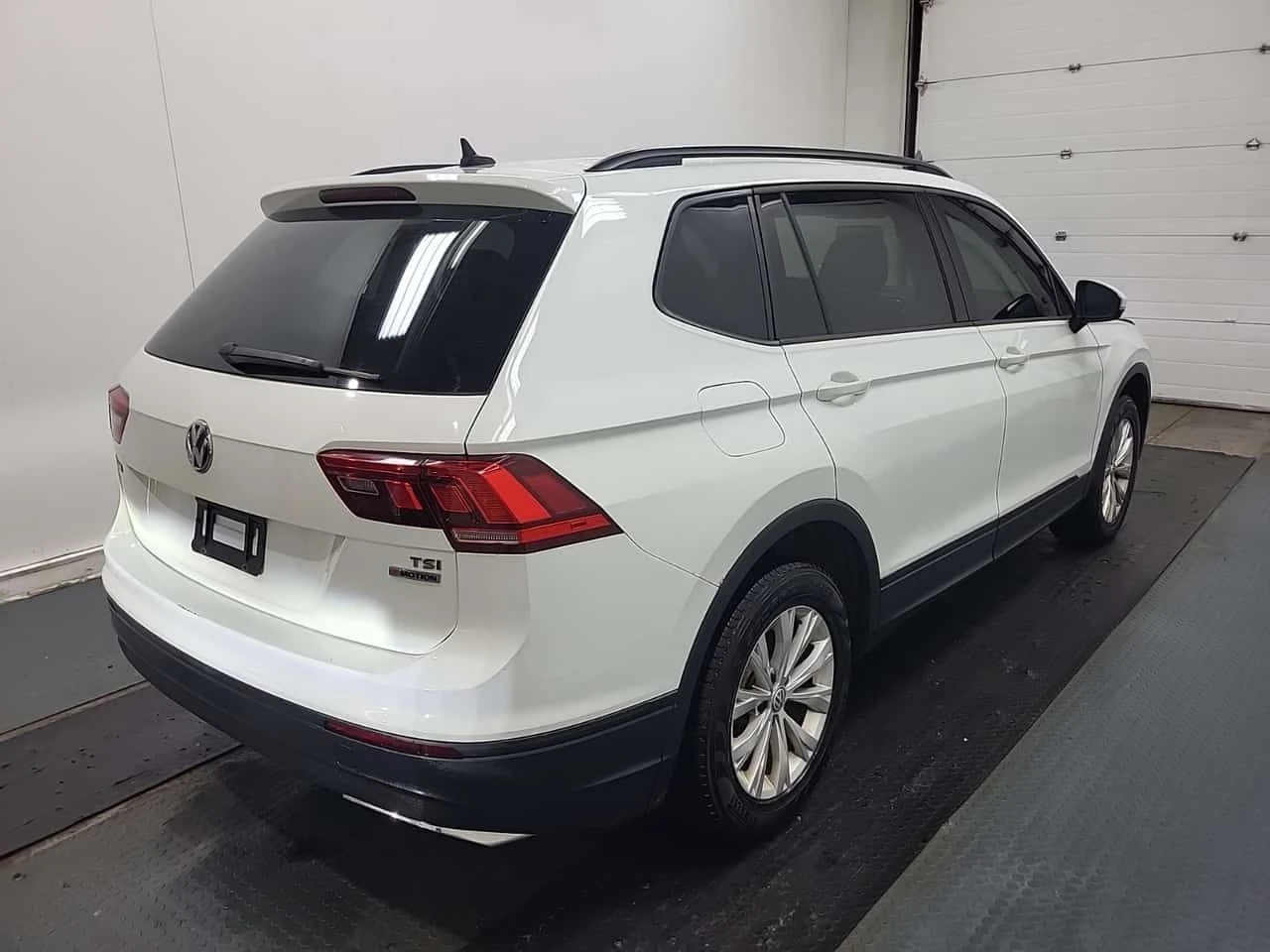 VW Tiguan * TRENDLINE * CARFAX * 2 КЛЮЧА, снимка 3 - Автомобили и джипове - 53864896