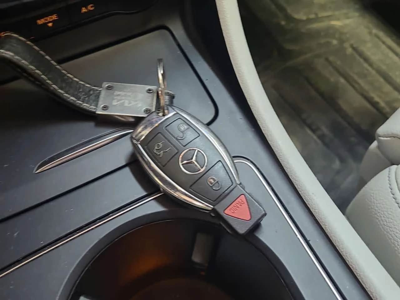 Mercedes-Benz GLA 250 CARFAX /Кожа/Нави/Подгрев/Панорама+ Гуми, снимка 8 - Автомобили и джипове - 53987312