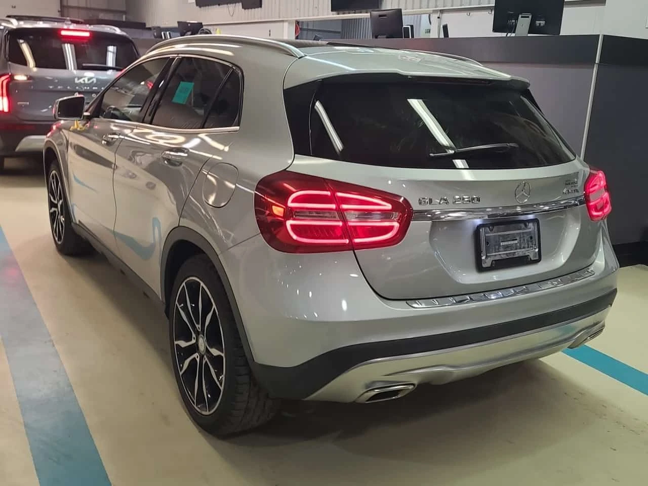 Mercedes-Benz GLA 250 CARFAX /Кожа/Нави/Подгрев/Панорама+ Гуми, снимка 4 - Автомобили и джипове - 53987312