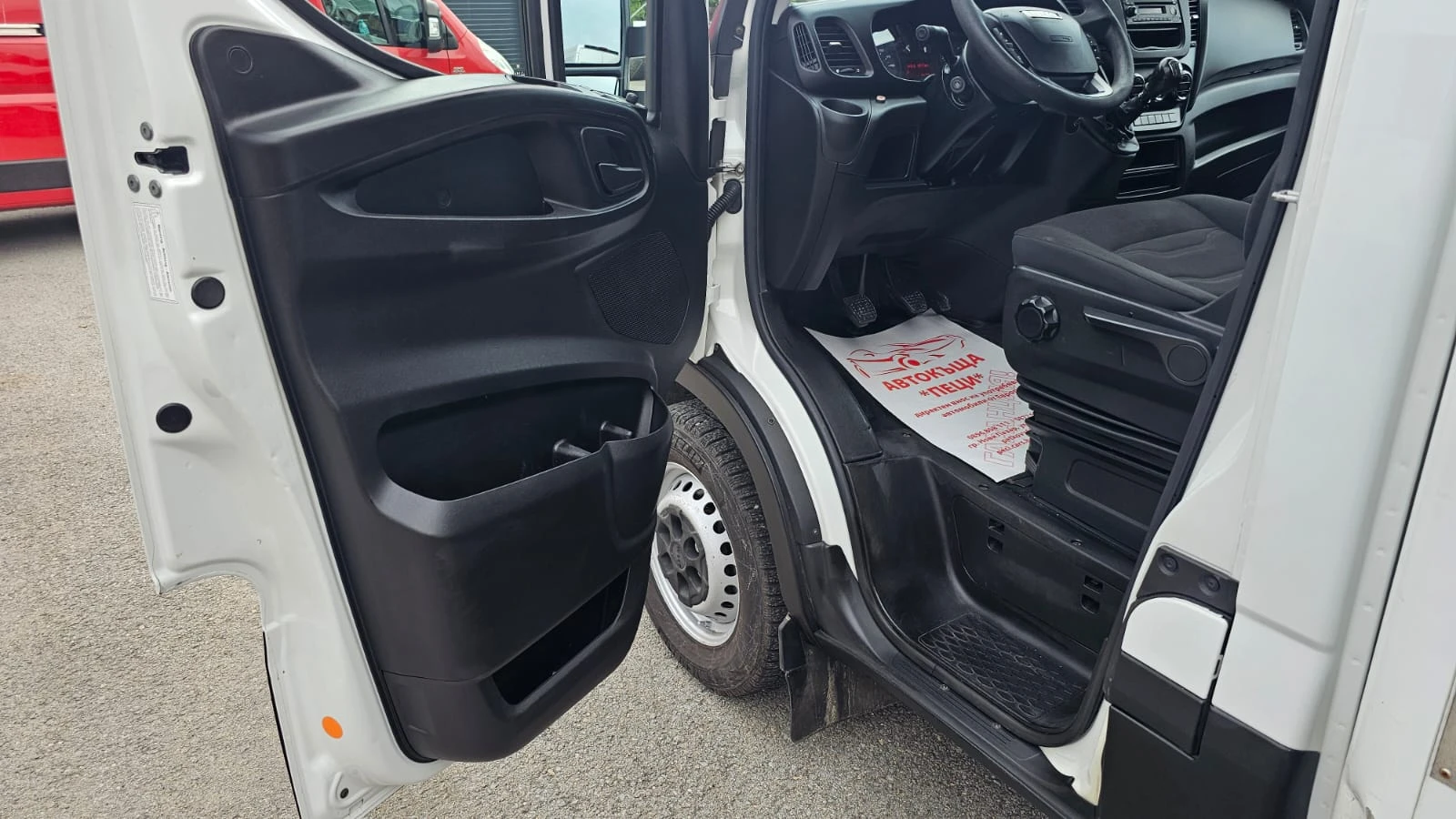 Iveco Daily 35s15 2.3D 6SP CH-П.БОРД-СОБСТВЕН ХОД-КЛИМАТРОНИК, снимка 7 - Бусове и автобуси - 55395539