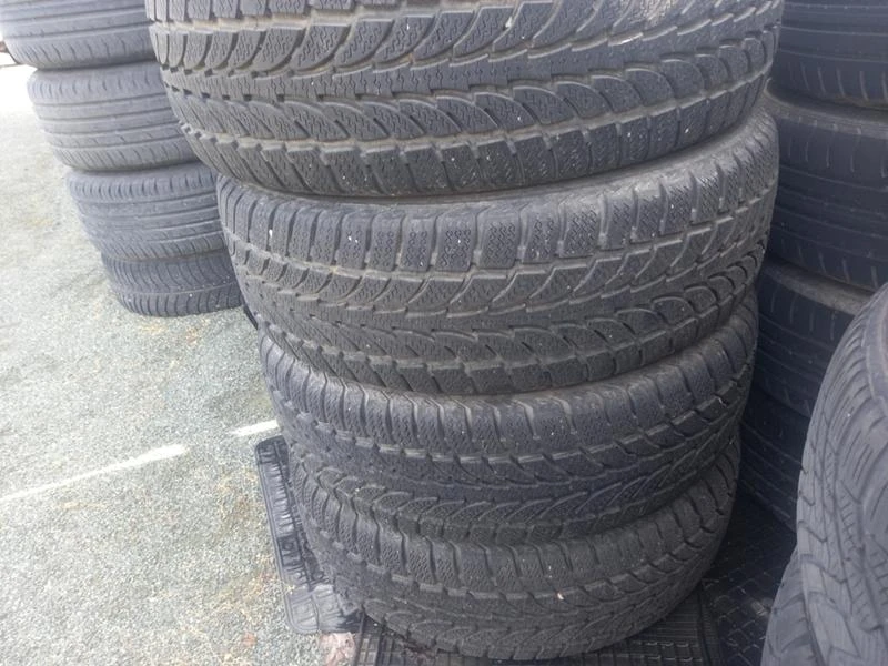 Гуми Зимни 225/70R16, снимка 2 - Гуми и джанти - 36669601