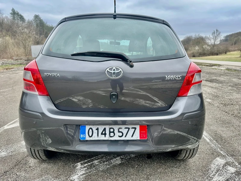 Toyota Yaris 1.3* KEYLESS GO* KLIMATRONIK* REALNI KM* 6 SPEED* , снимка 5 - Автомобили и джипове - 49545821