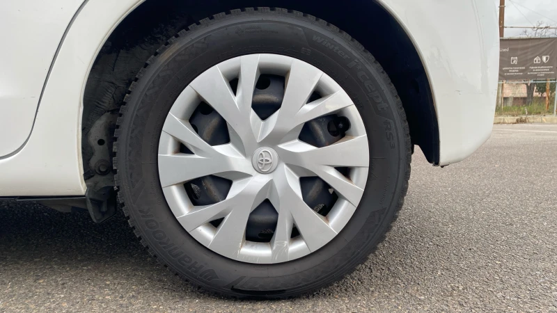 Toyota Yaris 1.5H, снимка 16 - Автомобили и джипове - 52462219