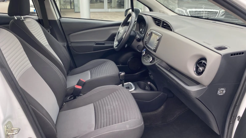 Toyota Yaris 1.5H, снимка 8 - Автомобили и джипове - 52462219
