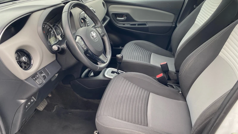 Toyota Yaris 1.5H, снимка 14 - Автомобили и джипове - 52462219