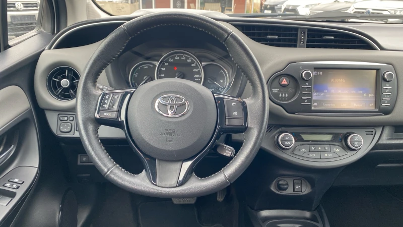 Toyota Yaris 1.5H, снимка 11 - Автомобили и джипове - 52462219
