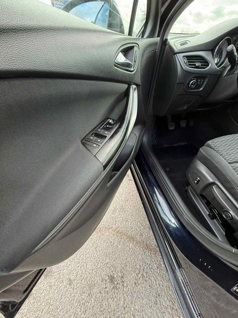 Opel Astra 1.6 CDTi, снимка 9 - Автомобили и джипове - 52727272