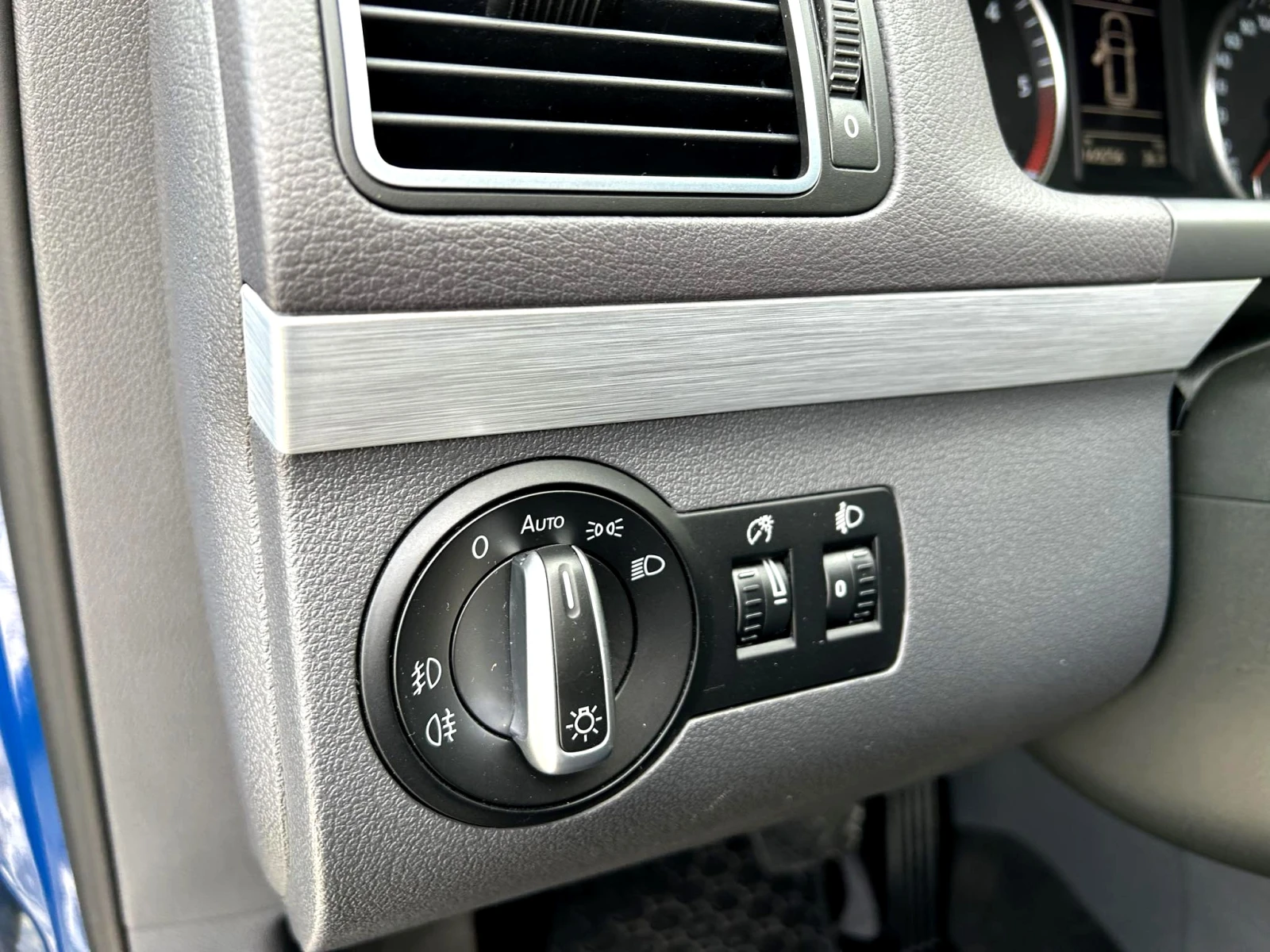 VW Touran 1.6 TDI 105 к.с. 2012 г. (DSG 7) - изображение 10