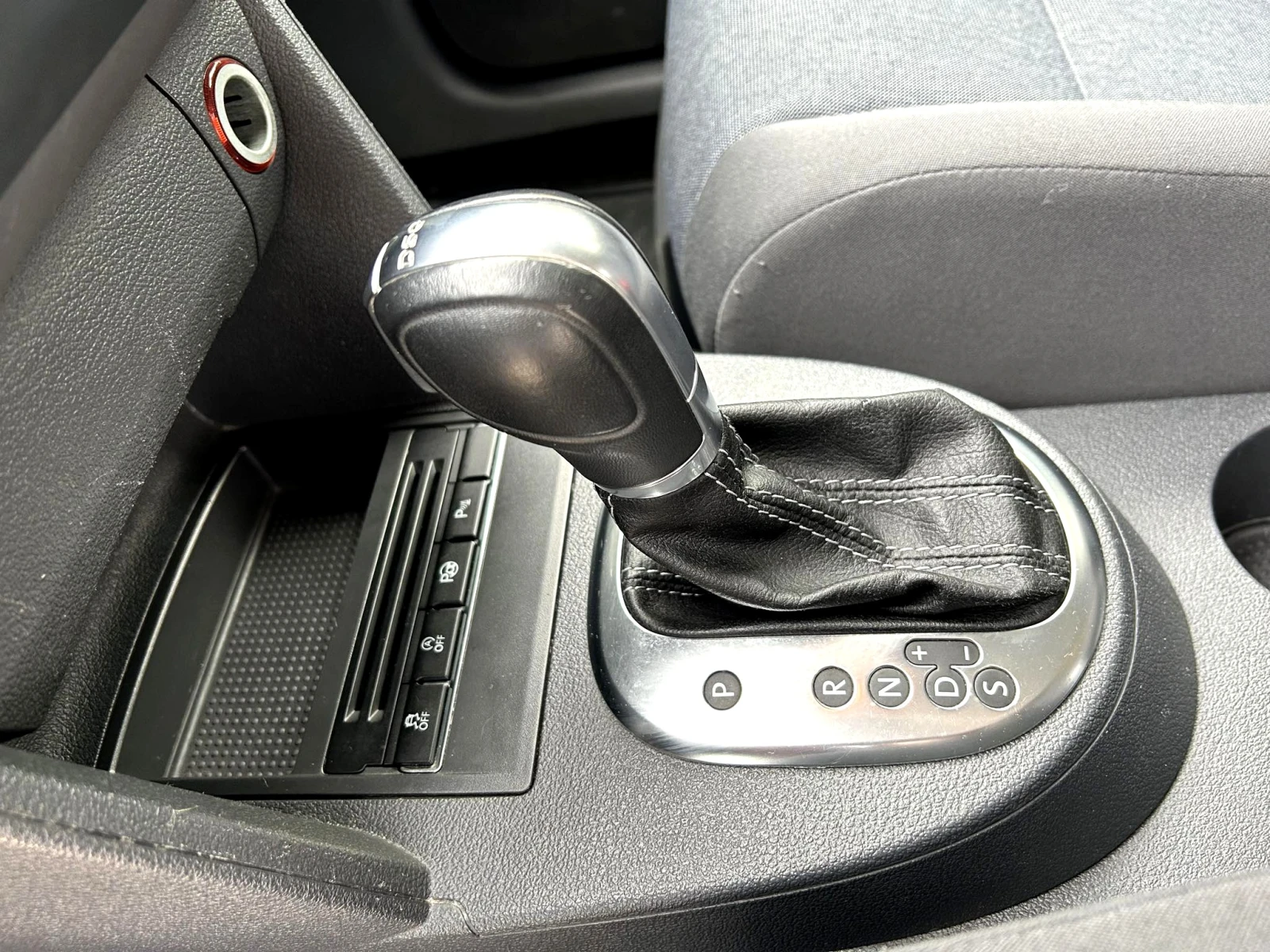 VW Touran 1.6 TDI 105 к.с. 2012 г. (DSG 7) - изображение 9