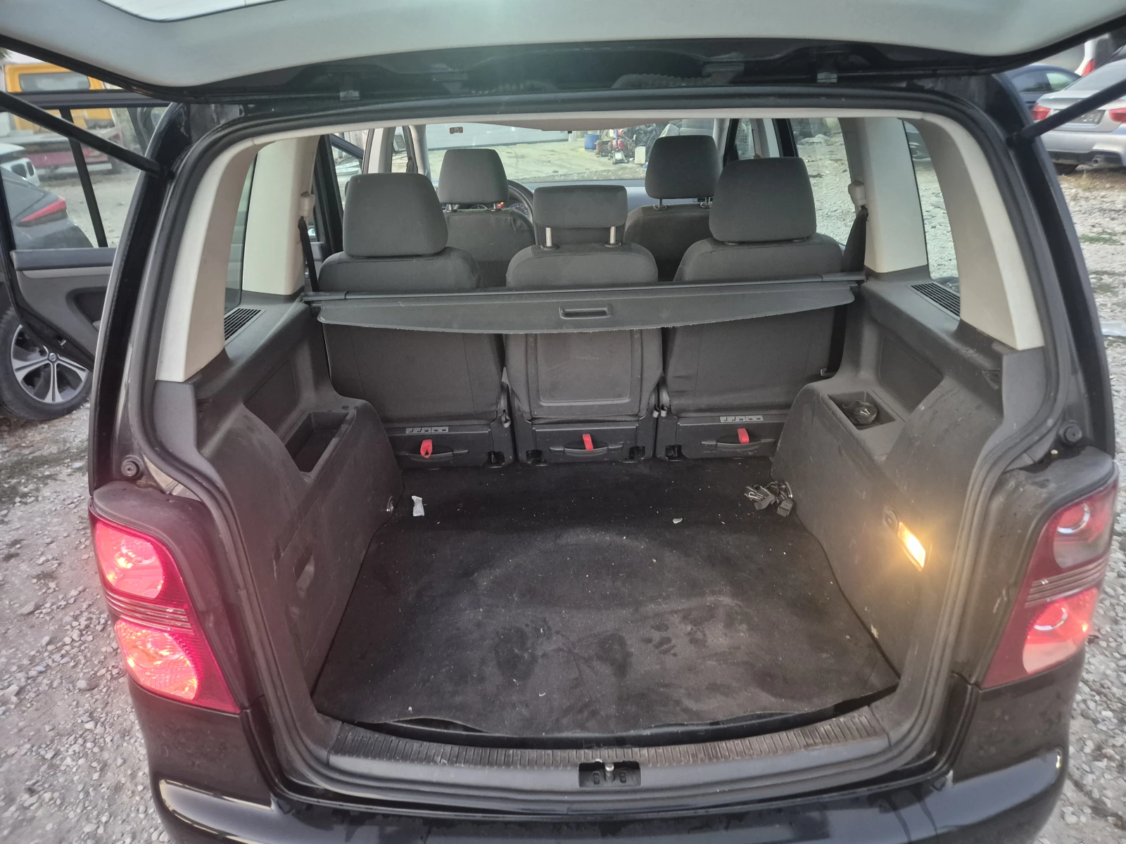VW Touran 1.9TDI, снимка 10 - Автомобили и джипове - 56074784