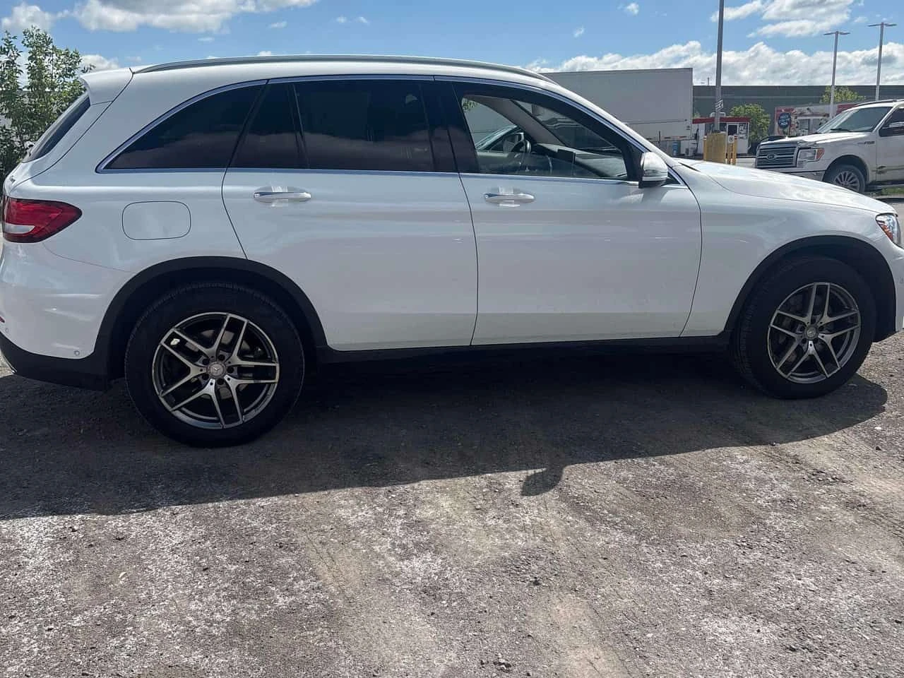 Mercedes-Benz GLC 300 4MATIC * AMG PACK* ПАНОРАМА* ПОДГРЕВИ* КАМЕРА* , снимка 4 - Автомобили и джипове - 55424370