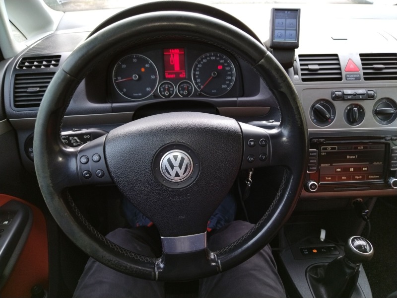 VW Touran CROSS, снимка 10 - Автомобили и джипове - 46004850