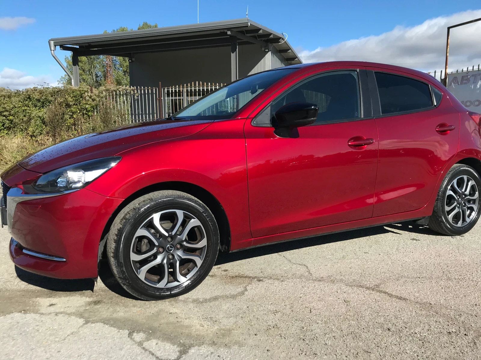 Mazda 2 1.5 HYBRID гаранционна , снимка 7 - Автомобили и джипове - 53713144