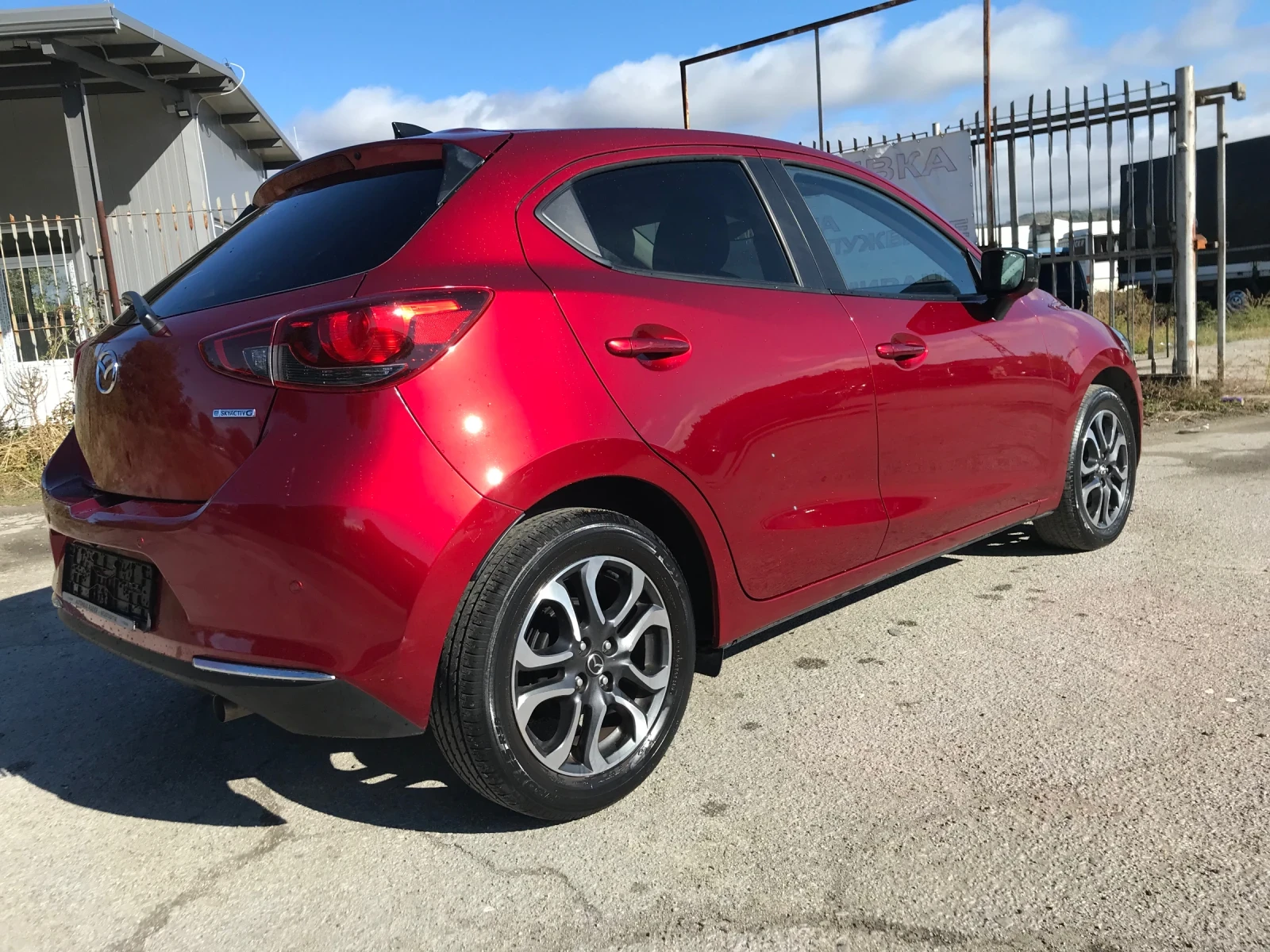 Mazda 2 1.5 HYBRID гаранционна , снимка 12 - Автомобили и джипове - 53713144