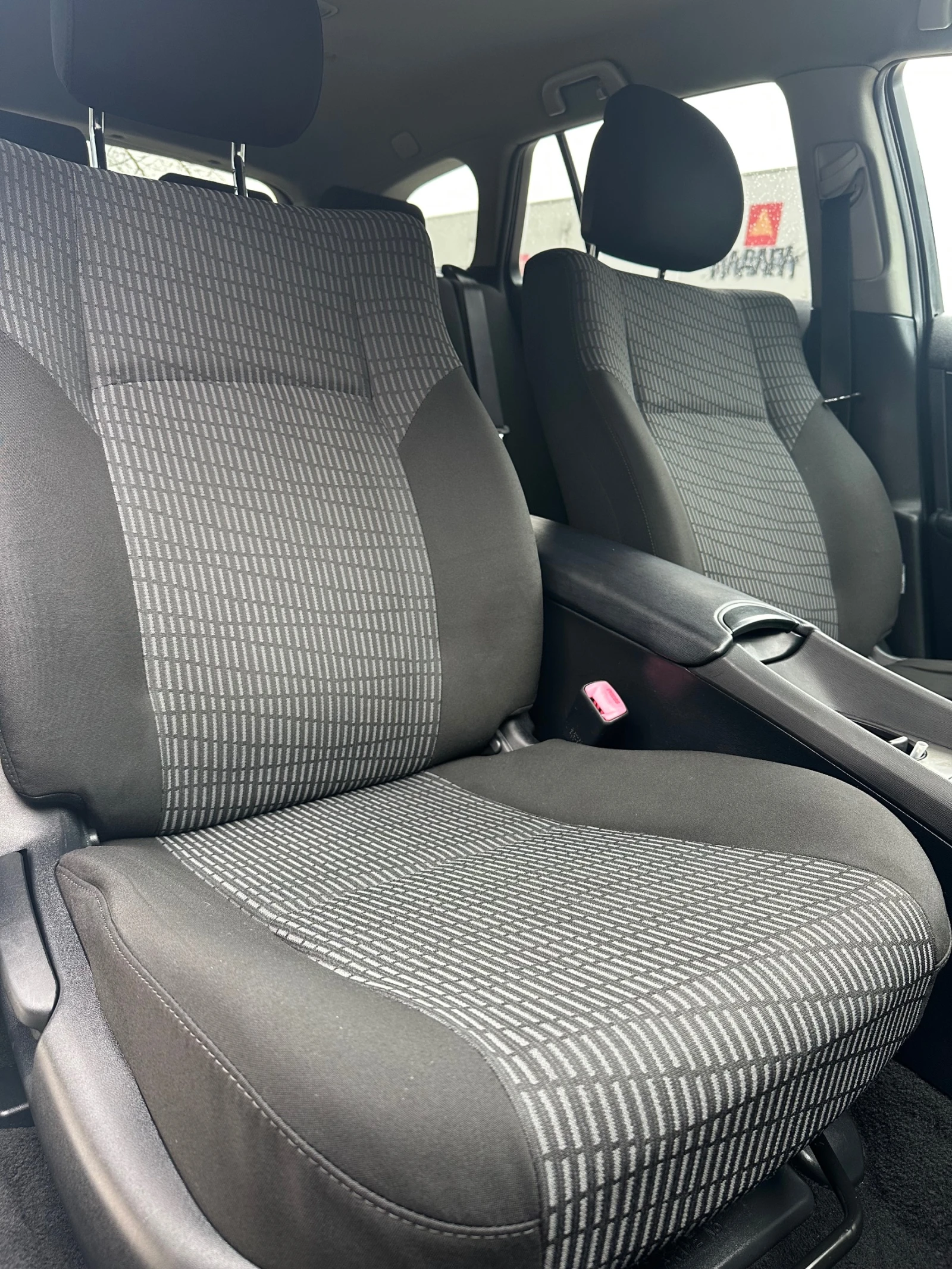 Toyota Avensis 2.0 D-4D * НАВИ* , снимка 15 - Автомобили и джипове - 53962121