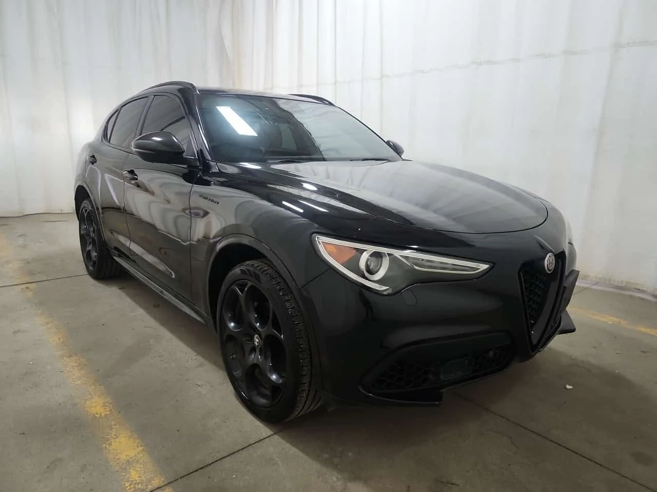 Alfa Romeo Stelvio * ESTREMA * DISTRONIC* ПАНОРАМА* CARBON PACK* , снимка 2 - Автомобили и джипове - 54257100