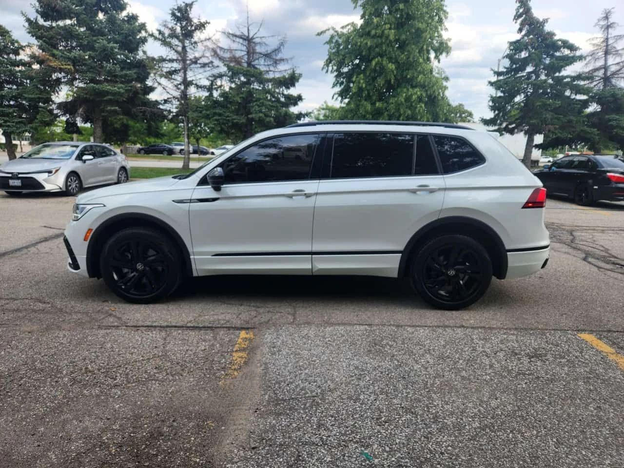 VW Tiguan R-Line Black Edition| PANO| ПОДГРЕВИ| ПАМЕТ| , снимка 2 - Автомобили и джипове - 55641840