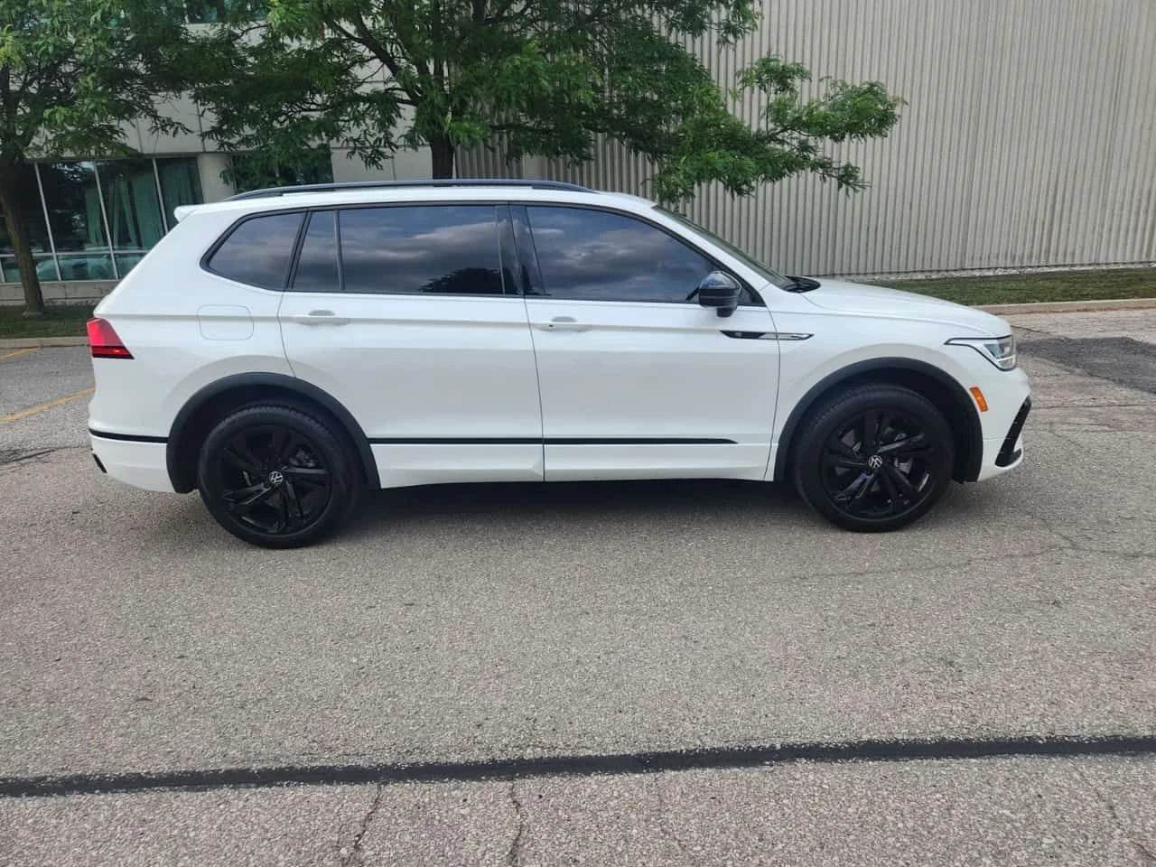 VW Tiguan R-Line Black Edition| PANO| ПОДГРЕВИ| ПАМЕТ| , снимка 3 - Автомобили и джипове - 55641840