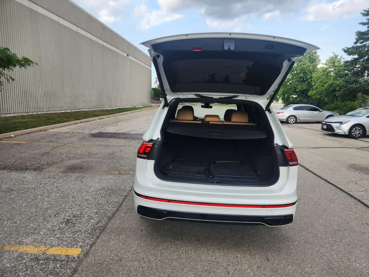 VW Tiguan R-Line Black Edition| PANO| ПОДГРЕВИ| ПАМЕТ| , снимка 16 - Автомобили и джипове - 55641840