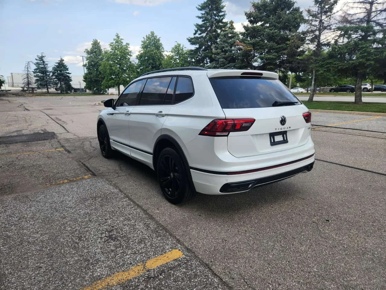 VW Tiguan R-Line Black Edition| PANO| ПОДГРЕВИ| ПАМЕТ| , снимка 11 - Автомобили и джипове - 55641840