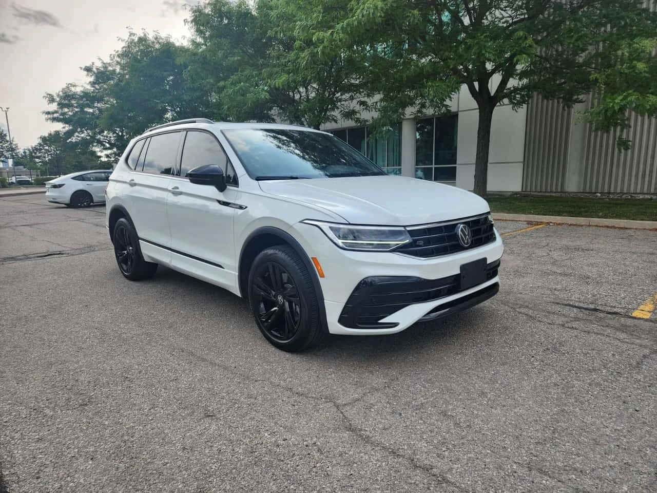VW Tiguan R-Line Black Edition| PANO| ПОДГРЕВИ| ПАМЕТ| 