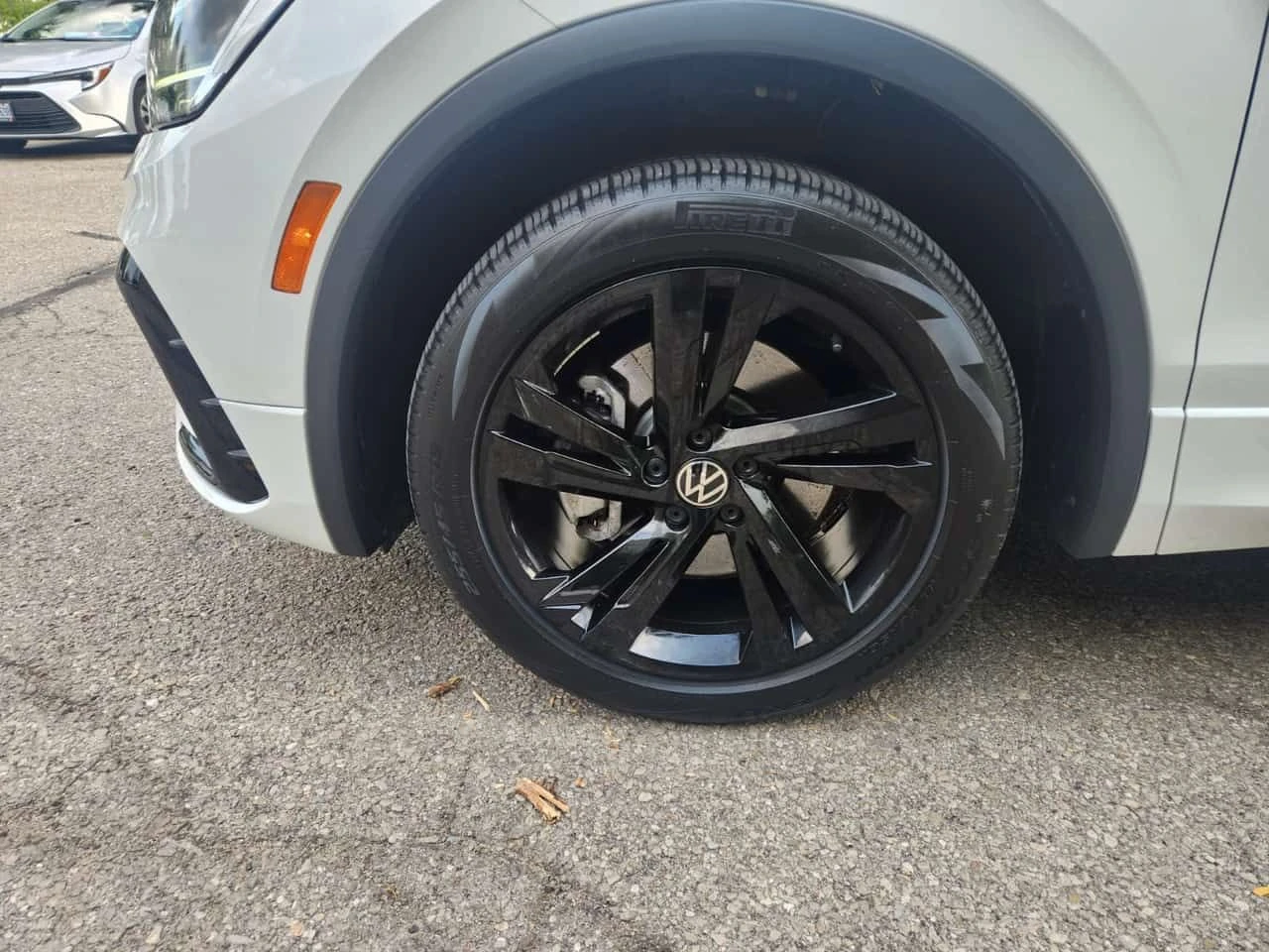 VW Tiguan R-Line Black Edition| PANO| ПОДГРЕВИ| ПАМЕТ| , снимка 7 - Автомобили и джипове - 55641840