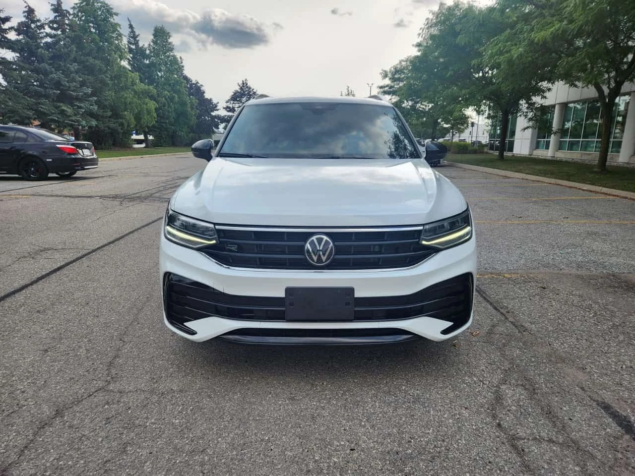 VW Tiguan R-Line Black Edition| PANO| ПОДГРЕВИ| ПАМЕТ| , снимка 6 - Автомобили и джипове - 55641840