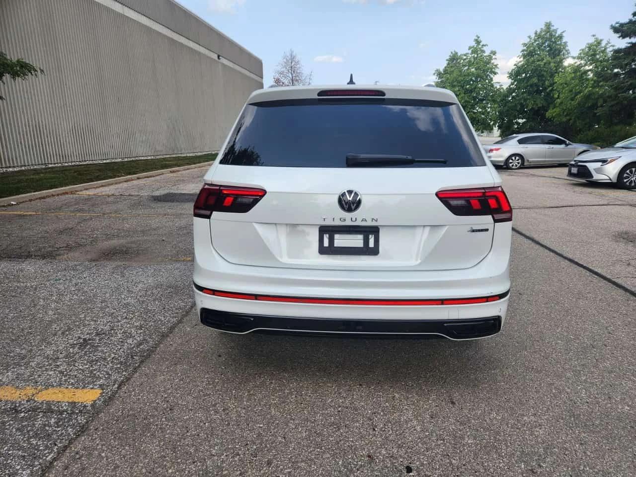 VW Tiguan R-Line Black Edition| PANO| ПОДГРЕВИ| ПАМЕТ| , снимка 4 - Автомобили и джипове - 55641840