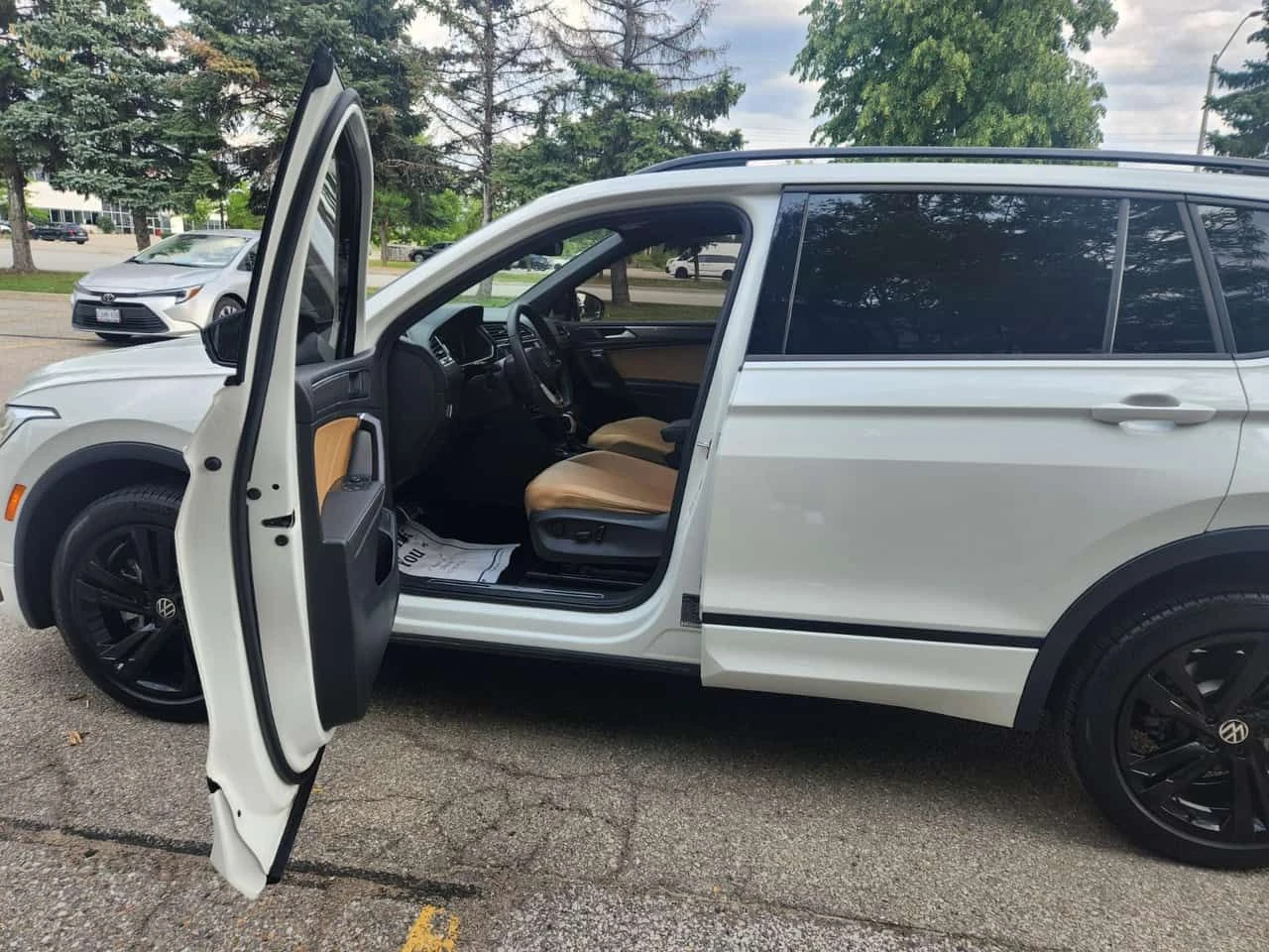 VW Tiguan R-Line Black Edition| PANO| ПОДГРЕВИ| ПАМЕТ| , снимка 5 - Автомобили и джипове - 55641840