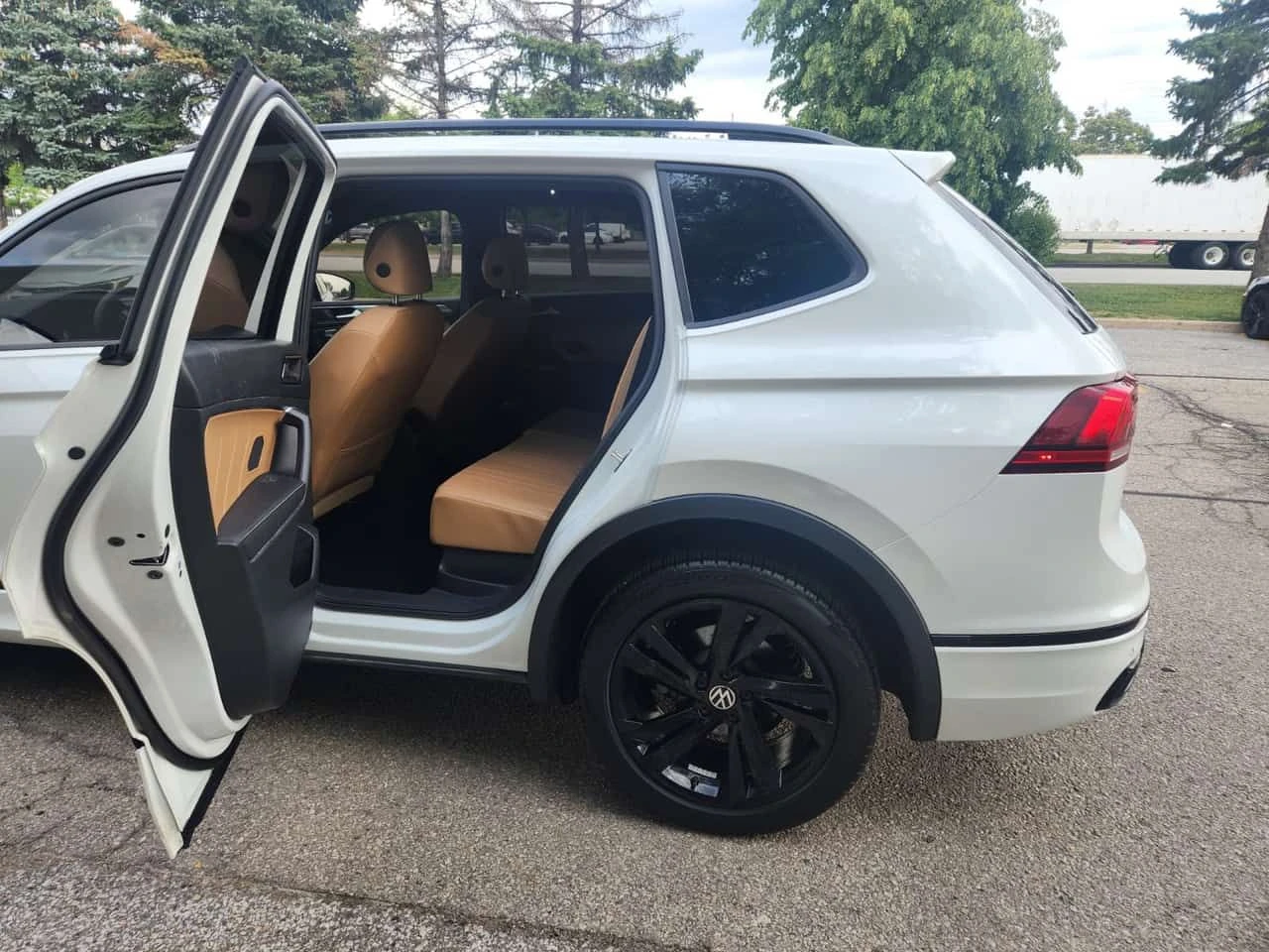 VW Tiguan R-Line Black Edition| PANO| ПОДГРЕВИ| ПАМЕТ| , снимка 13 - Автомобили и джипове - 55641840