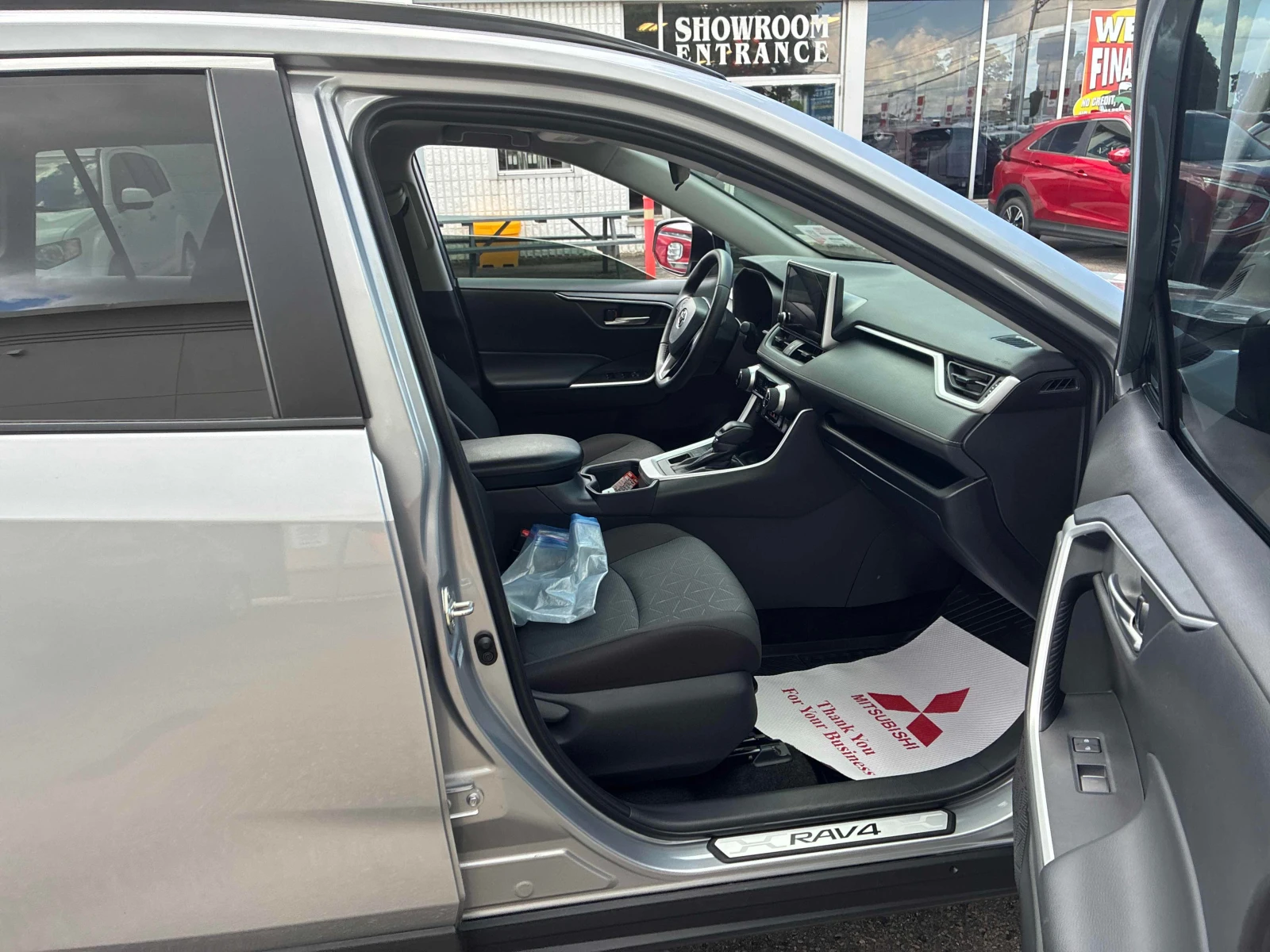 Toyota Rav4 XLE| 2 КЛЮЧА| ЗАДНА КАМЕРА| ПАНОРАМА| KEYLESS| , снимка 11 - Автомобили и джипове - 55799659