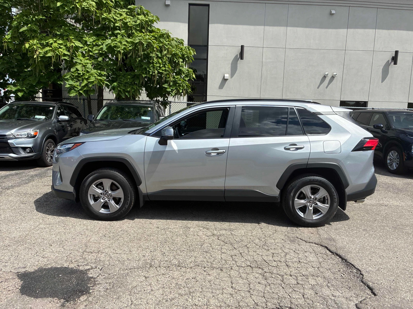 Toyota Rav4 XLE| 2 КЛЮЧА| ЗАДНА КАМЕРА| ПАНОРАМА| KEYLESS| , снимка 16 - Автомобили и джипове - 55799659