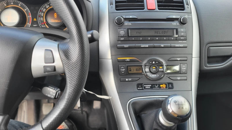 Toyota Auris 1.6i, снимка 10 - Автомобили и джипове - 51893887