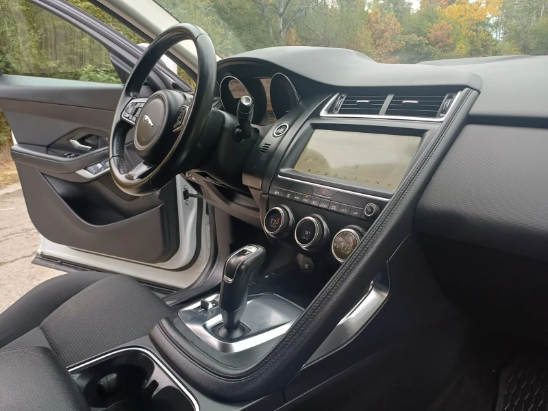 Jaguar E-pace 2.0 D150 AWD, снимка 17 - Автомобили и джипове - 51936011