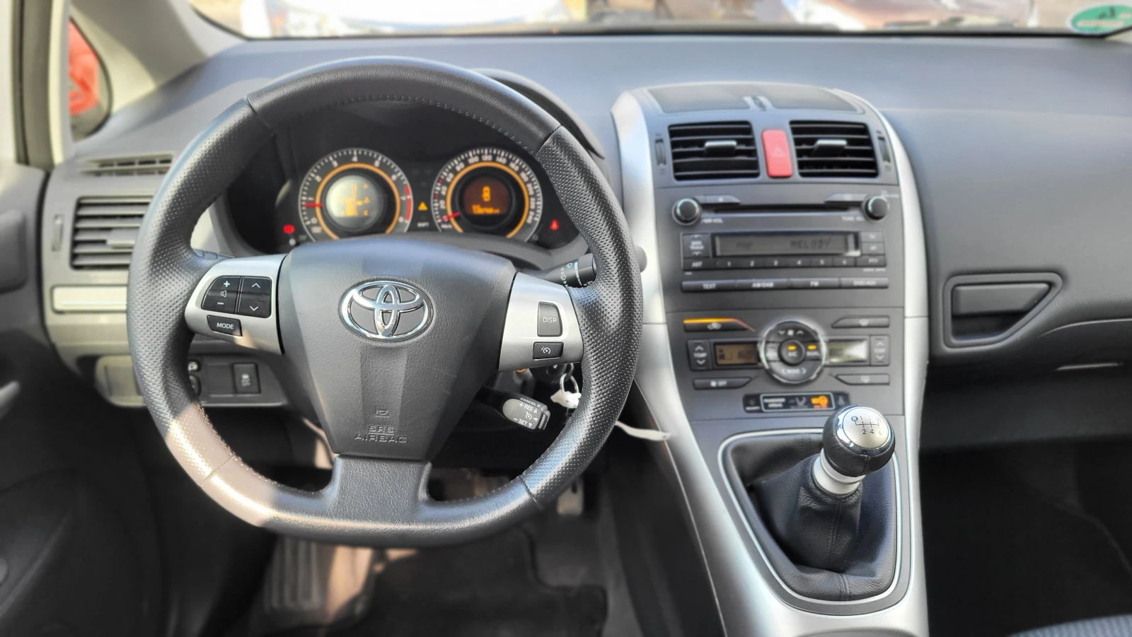 Toyota Auris 1.6i - изображение 9