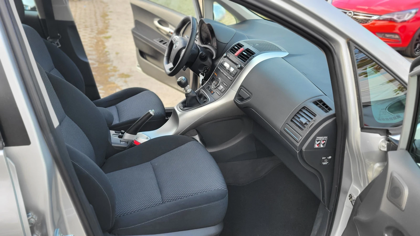 Toyota Auris 1.6i - изображение 8