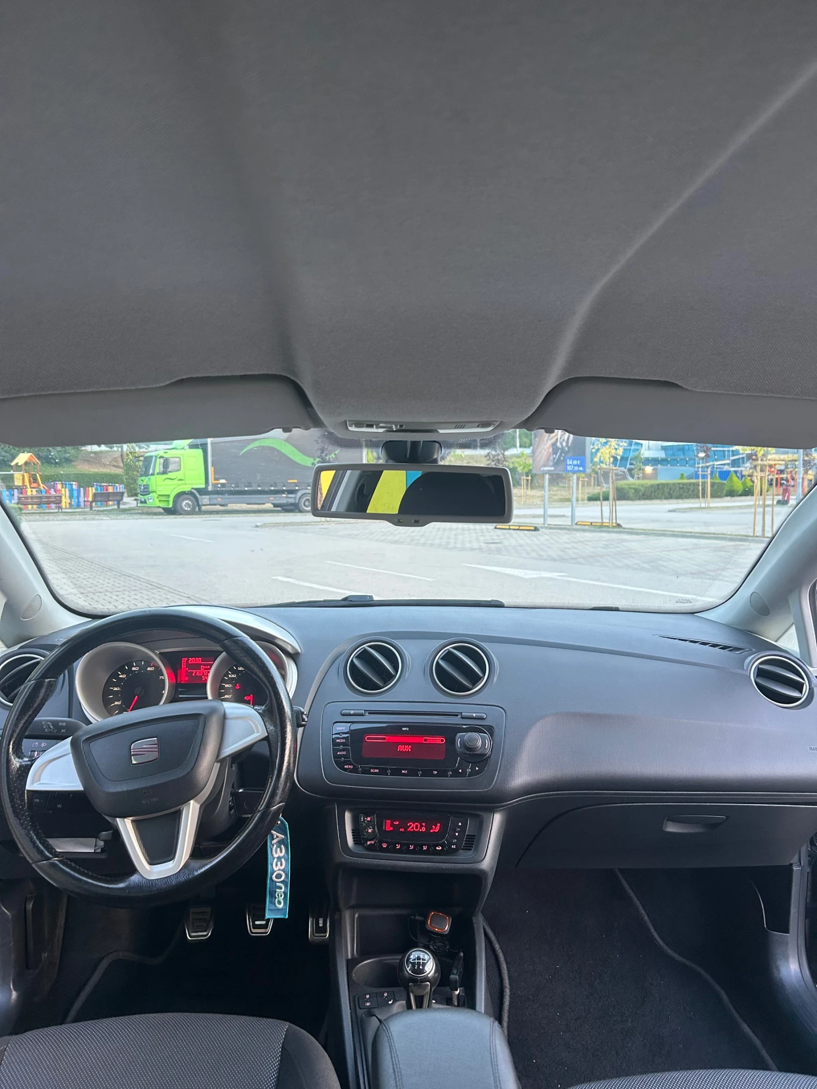 Seat Ibiza 1.4 бензин, снимка 11 - Автомобили и джипове - 55336471