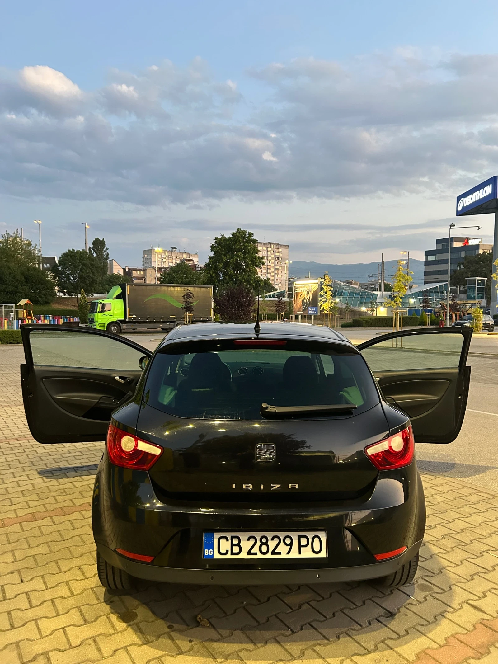 Seat Ibiza 1.4 бензин, снимка 2 - Автомобили и джипове - 55336471
