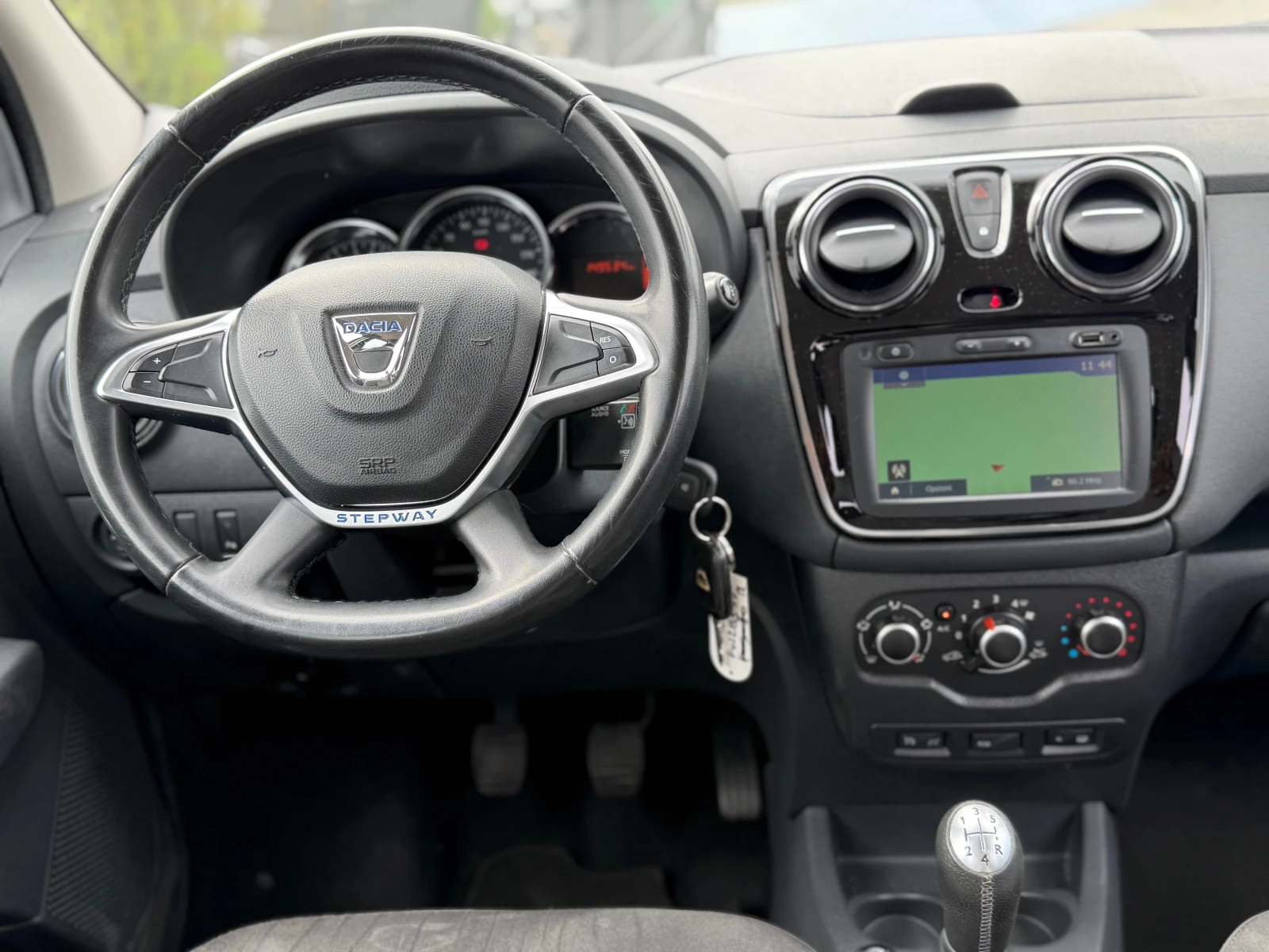 Dacia Lodgy * 1.6-109* ИТАЛИЯ* 7 МЕСТА* ГАЗ* NAVI* , снимка 13 - Автомобили и джипове - 56087980