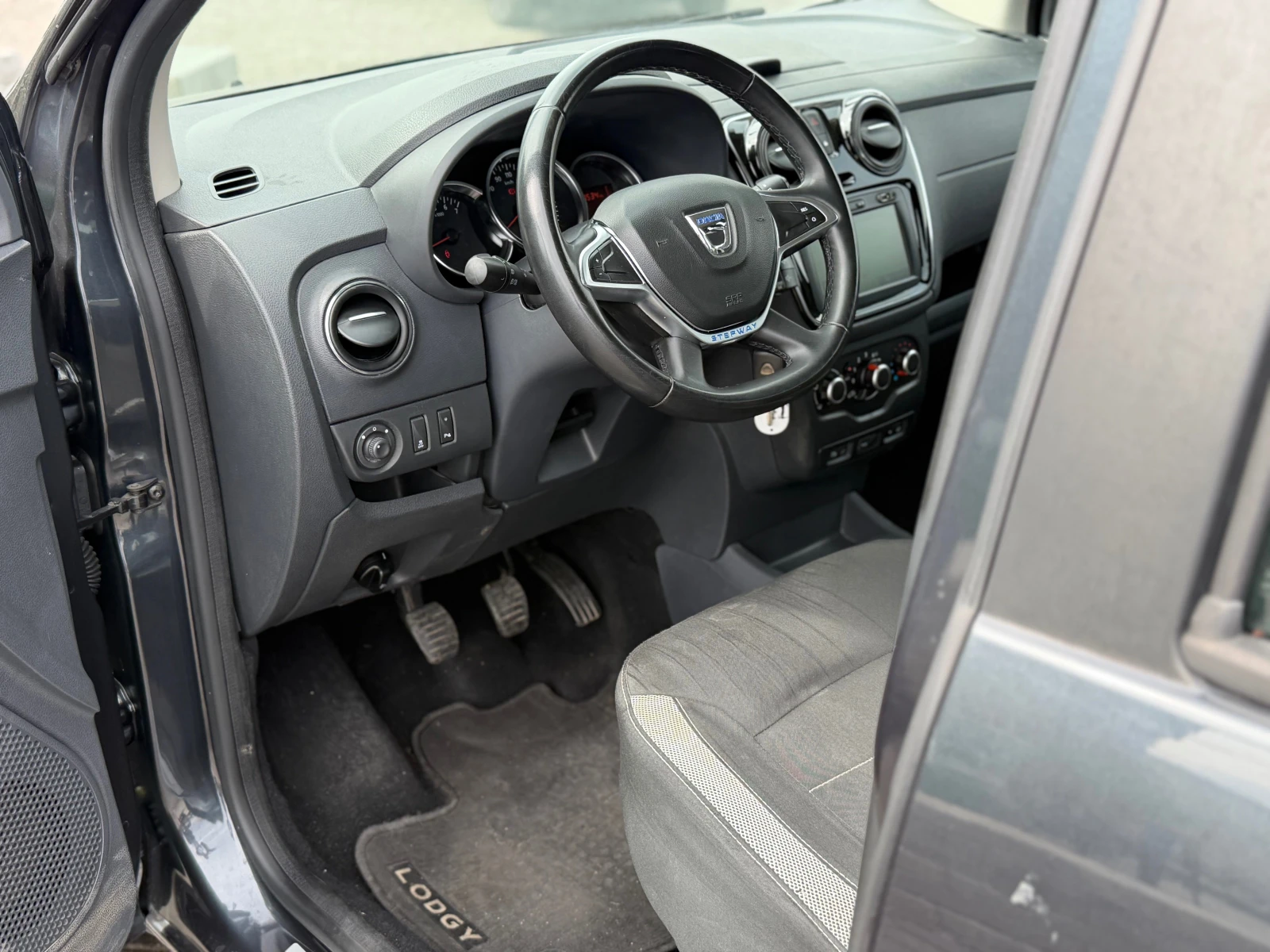 Dacia Lodgy * 1.6-109* ИТАЛИЯ* 7 МЕСТА* ГАЗ* NAVI* , снимка 15 - Автомобили и джипове - 56087980